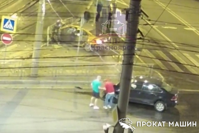 В Красноярске серьезная авария с участием автомобиля каршеринга «Делимобиль»