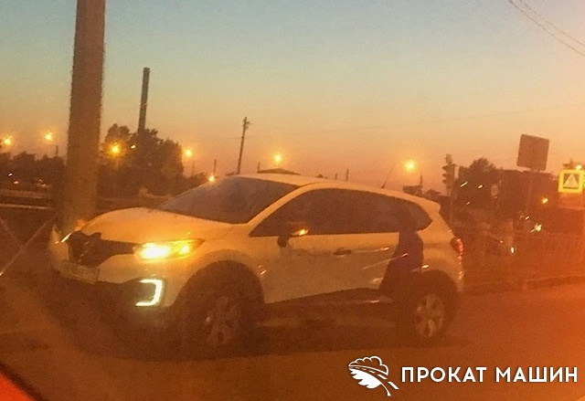 В Приморском районе Санкт-Петербурга каршеринговый автомобиль аккуратно вписался в столб